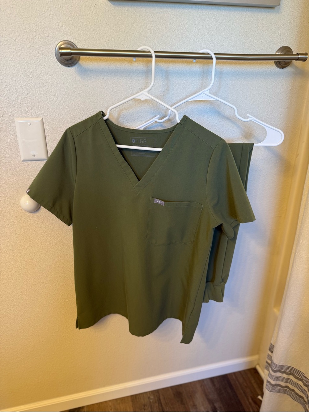 FIGS Women's Medium Catalina and Medium Petite Zamora in Green